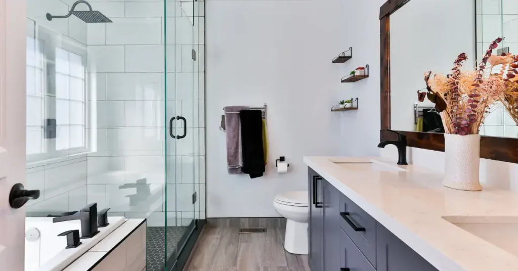 Masculine Bathroom Ideas: 10 Sophisticated Designs for the Modern Man 25 bright bathroom with decor